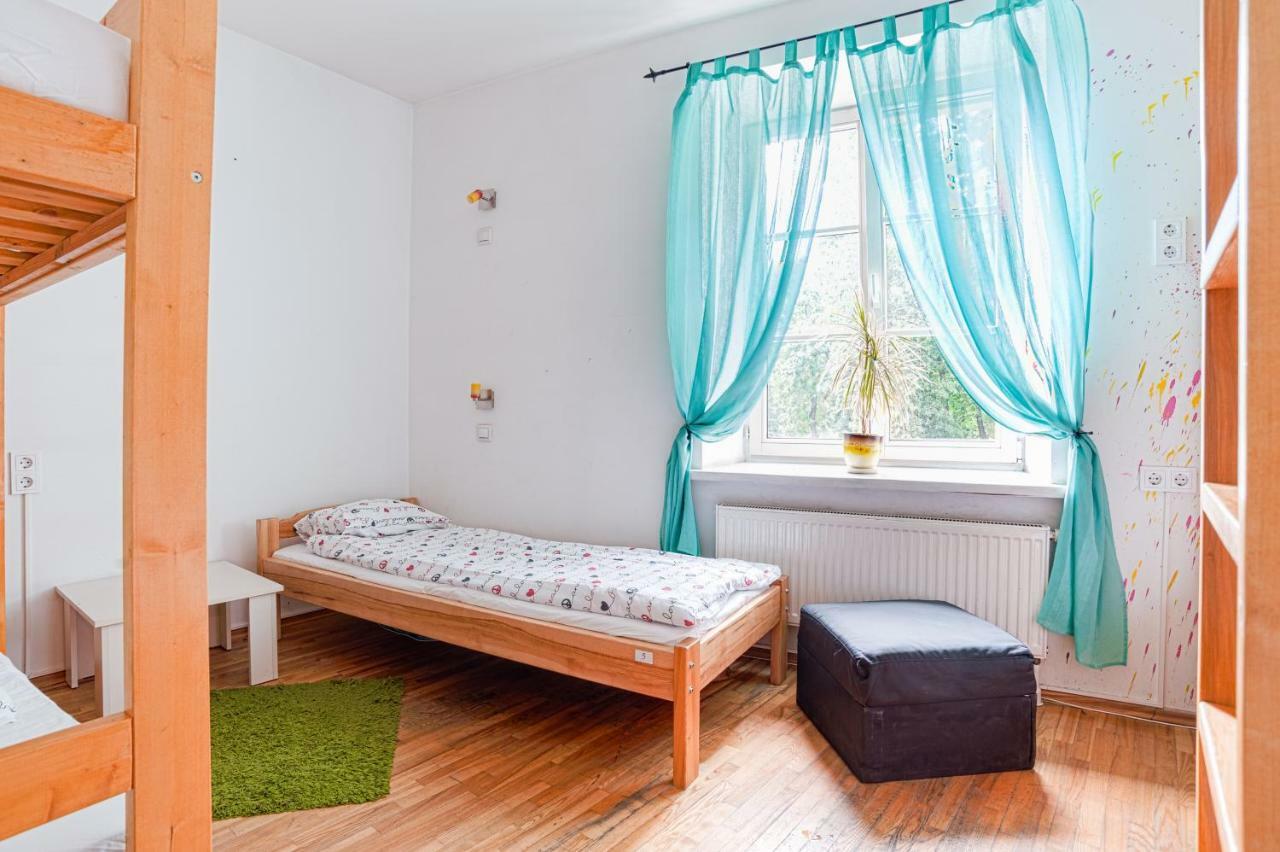 Pogo Hostel VNO Esterno foto A bedroom with a radiator